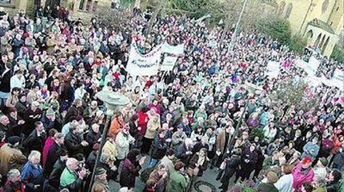 »Überwältigt von der Resonanz« waren die Organisatoren der Demonstration gegen die Schließung der Hechinger Klinik.
GEA-FOTO: PACHER