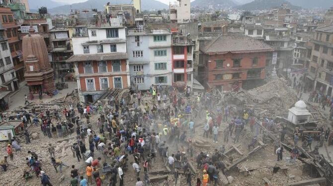 Menschen in Kathmandu suchen Im Schutt nach Überlebende des schweren Bebens. Foto: Narendra Shrestha