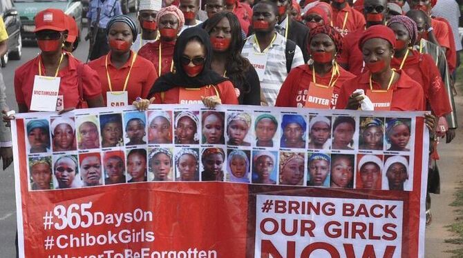 Nigerianer demonstrieren für die Befreiung der entführten Schülerinnen aus dem Ort Chibok. Foto: EPA/STR/Archiv