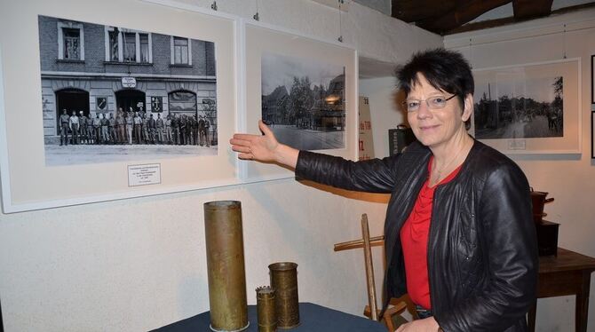 »Wege aus Krisen und Krieg«: Waltraud Pustal vom Geschichtsverein Pfullingen zeigt auf historische Fotos und aus Geschosshülsen