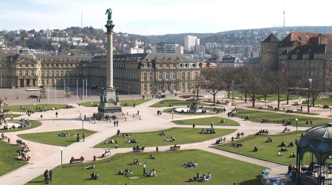 Dame in schwindelerregender Höhe: Die Concordia ist wieder auf dem Stuttgarter Schlossplatz.