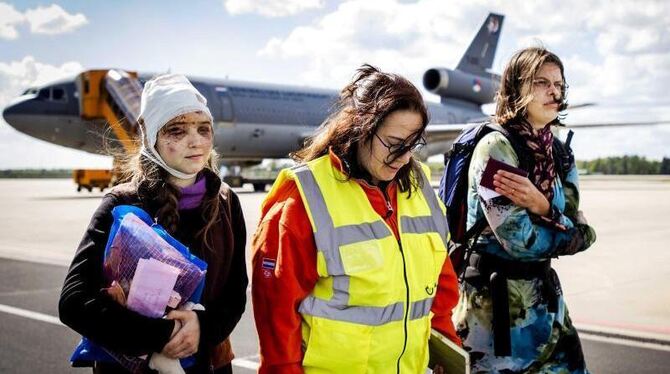 Verletzte Touristinnen aus Nepal bei ihrer Ankunft am Flughafen von Eindhoven: Helfer sehen Ansätze einer "Zwei-Klassen-Hilfe