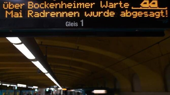 Hinweis in der U-Bahn-Station »Alte Oper« in Frankfurt: »Mai Radrennen wurde abgesagt!« Foto: Arne Dedert