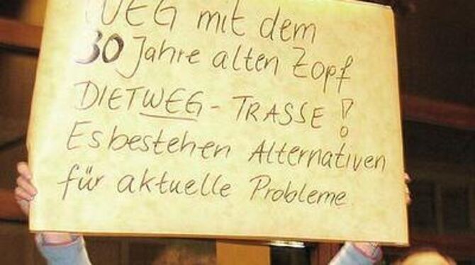 Bürgerprotest im Ratssaal: Manchen Anwohnern ist die geplante Dietwegtrasse nicht geheuer. FOTO: HD