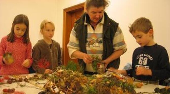 Immer schön wickeln: Maria Tittor und Kinder aus Münsingen haben sich gestern noch schnell an die Arbeit gemacht, um aus Naturma