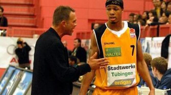 Gemeinsam den richtigen Weg finden, um Ludwigsburg zu knacken: Tübingens Trainer Aaron McCarthy und Ray Nixon.  GEA-FOTO: PACHER