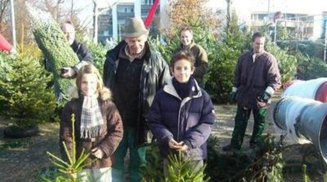 Die Geschwister Christoph und Marie-Theres Göbel (vorn) freuen sich über ihre ersten eigenen Tannenbäumchen. FOTO: RENZ