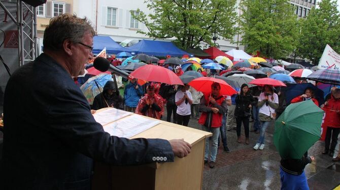 Trotz Regens nahmen etwa 200 Menschen an der Maikundgebung auf dem Marktplatz teil. Einer der Redner war der DGB-Kreisvorsitzend