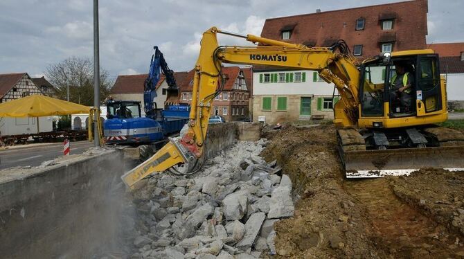 Eine große Mauer an der Einmündung von Hauptstraße und Talbrunnenweg muss dem Probe-Kreisverkehr weichen.  FOTO: NIETHAMMER