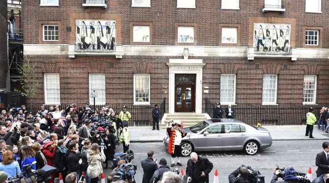 Großes Gedränge vor dem St. Mary's Hospital in London. Foto: Facundo Arrizabalaga