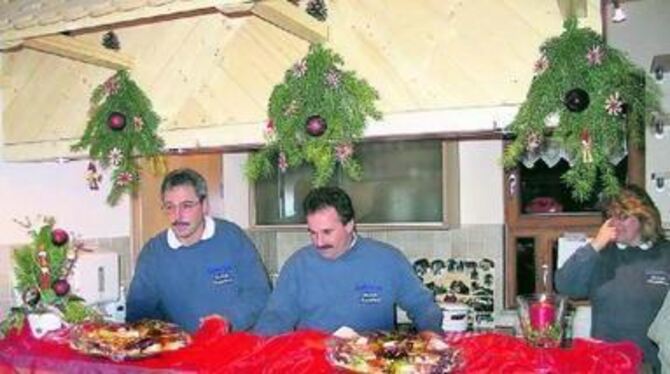 Thomas Epple und Jürgen Reiff (von links) hinter der Theke der neuen Hütte am Skilift Traifelberg.  GEA-FOTO: SAUTTER