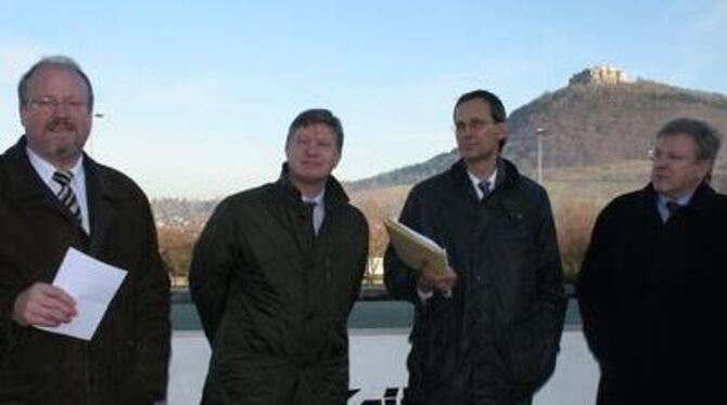 Gruppenbild mit Hohenneuffen: Neuffens Bürgermeister Wolfgang Schmidt, der Esslinger Landrat Heinz Eininger, Wolf Hamann, Leiter