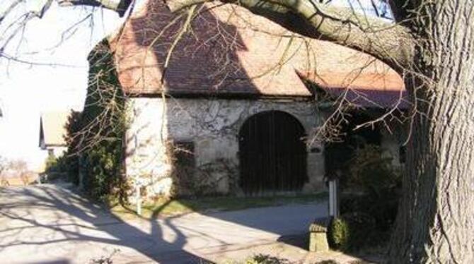 Im Schatten des Turmes: Mit der Neugestaltung des Platzes zwischen Zehntscheuer und Kirche soll 2007 begonnen werden. GEA-FOTO: