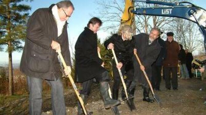 Spatenstich fürs neue Waldcafé (von links): Architekt Wolfgang Riehle, Bauherr Thomas Schmälzle, Bauherrin Ilona Schmälzle, Bürg