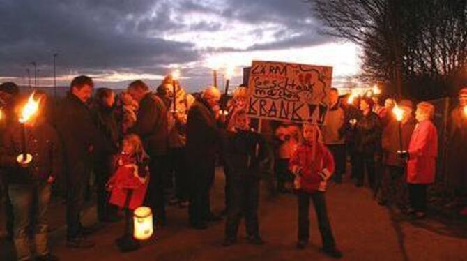 Demonstration vor stimmungsvoller Kulisse zwischen Orschel-Hagen und der Storlachsiedlung. FOTO: BAIER