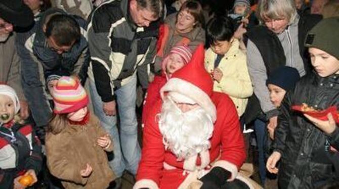 Im Mittelpunkt des Interesses: Der Weihnachtsmann und &raquo;seine Fans&laquo; auf dem Rommelsbacher Weihnachtsmarkt. FOTO: ANST