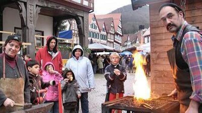 Junge Weihnachtsfrauen und altes Handwerk: Die Weihnachtsmärkte in Bad Urach und Metzingen boten diesmal eine besonders breite P