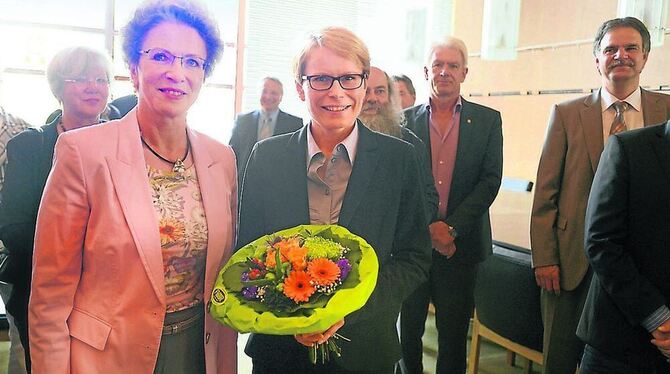 Madlen Michels (mit Blumen) wurde gestern von Oberbürgermeisterin Barbara Bosch ins Amt eingesetzt. FOTO: TRINKHAUS