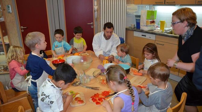 Vorbereitungen für das gesunde Frühstück: TV-Koch Mirko Reeh zeigt den Mädchen und Jungs vom Kindergarten Häglen, wie Obst und G