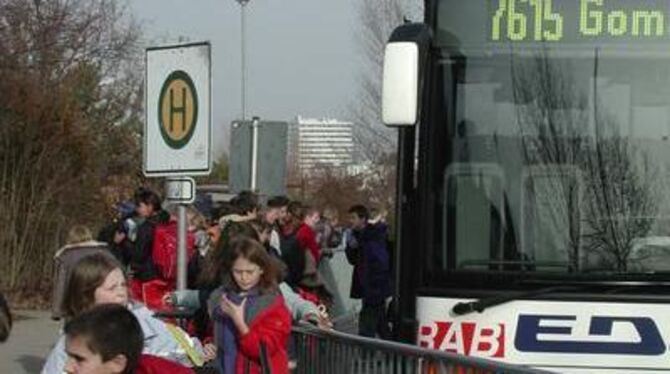 Mit dem Bus zur Schule und zurück: Die Eltern müssen dafür von Januar an tiefer in den Geldbeutel greifen. GEA-ARCHIVFOTO: PP