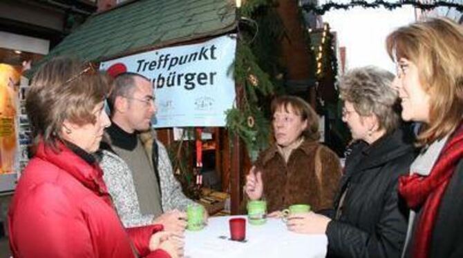 Eine erste Kontaktaufnahme bei einem Glas weißem Glühwein (von links): Dr. Ursula Weber, Arthur Ferdinand, Barbara Hirsch, OB Ba