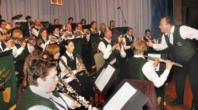 Aus wollte er jeden wohlklingenden Ton einzeln aus den Instrumenten herauslocken: Dirigent Eberhard Schwille mit dem Orchester d