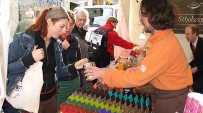 Trinkschokolade in allen Variationen bietet die Münchner Cacao-Gesellschaft: Michael Beck (rechts) lässt Besucher auch schon mal