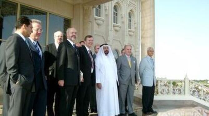 Scheich Dr. Sultan Bin Mohammed Al Qasimi lud die Reutlinger Hochschul-/Wirtschaftsdelegation in seinen Palast ein.  FOTO: HSR