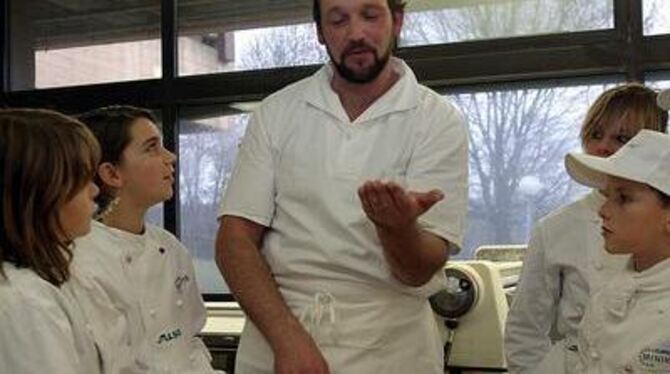 Bäckermeister Hartmut Sikeler zeigt, wie Vanillekipferl gerollt werden. FOTO: BAIER