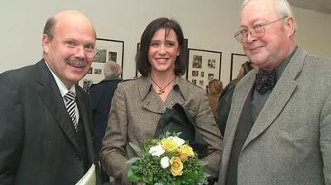 Autorin Iris-Margarethe Rall-Lorenz mit Verleger Valdo Lehari jun. (links) und Hausherr Hansjörg Geiselhart. Rechts Regine Lisch