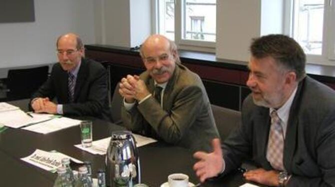 In Sorge vereint (von links): Hans Willi Kies, Dr. Udo-Frank Gundel und Professor Dr. Martin Lenz. FOTO: PR