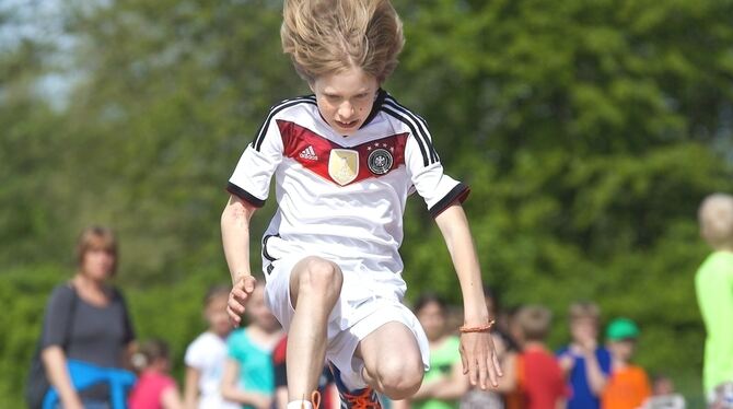 Weit, weiter, noch weiter: Junge Hüpfer im Gomaringer Stadion.