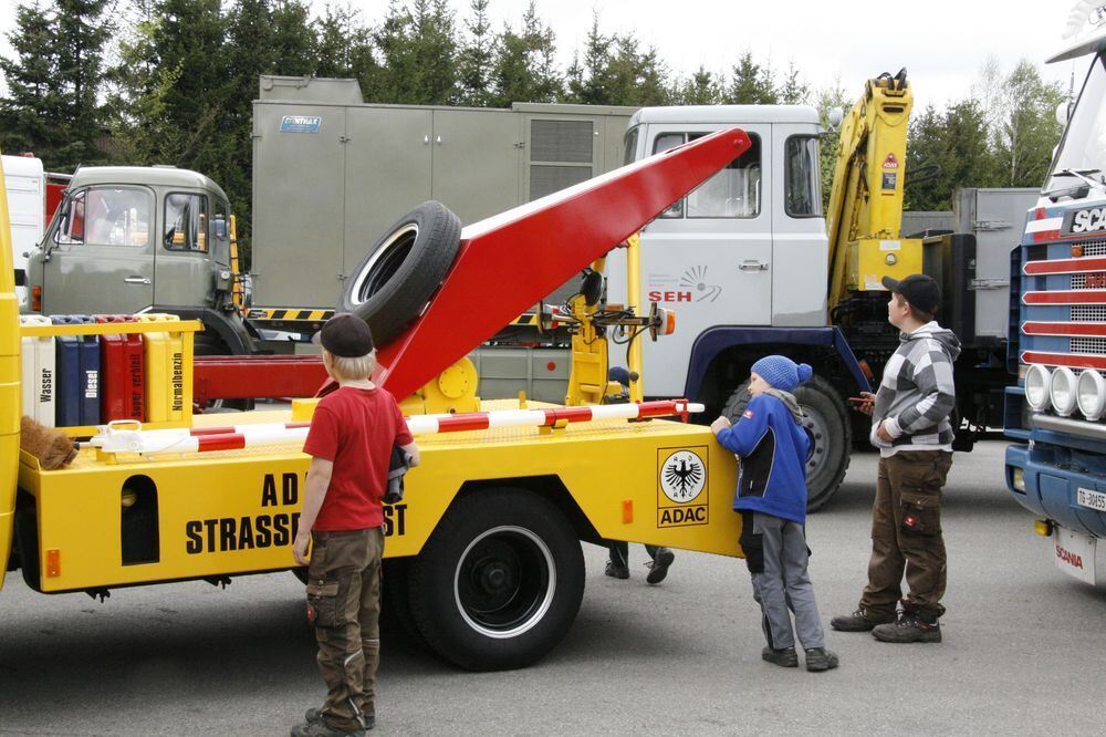 Erstes historisches Lastkraftwagen- und Kraftomnibusse-Treffen Nebelhöhle