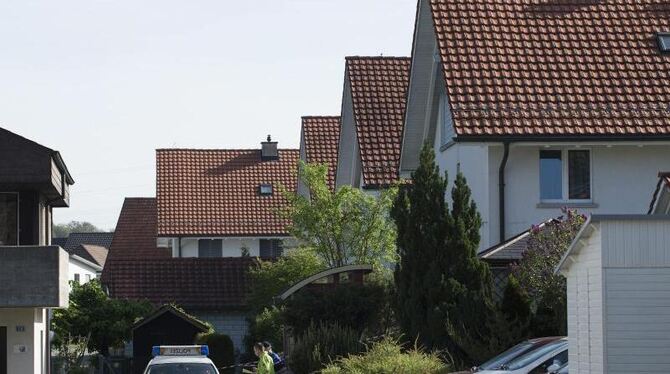 Anwohner hatten Schüsse gehört und die Polizei alarmiert. Die Beamten fanden im Freien sowie in einem Wohnhaus mehrere leblos