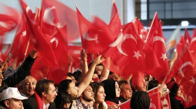 Vor der Neuen Messe Karlsruhe haben sich Anhänger des türkischen Staatspräsidenten Erdogan versammelt. Foto: Ronald Wittek