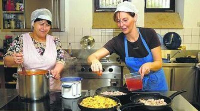 Noch etwas Gewürz für den letzten Schliff: Hauswirtschafterin Susanne Feucht (rechts) bereitet zusammen mit Nelja Wolbold Schink