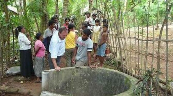 Lebensgrundlage Brunnen: Hans Heinrichs hilft in Sri Lanka. FOTO: PR