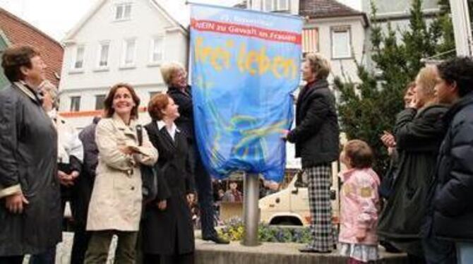 Reutlingerinnen zeigen Flagge gegen Gewalt an Frauen - allen voran OB Barbara Bosch (rechts) und Edeltraut Stiedl. FOTO: ANSTÄDT