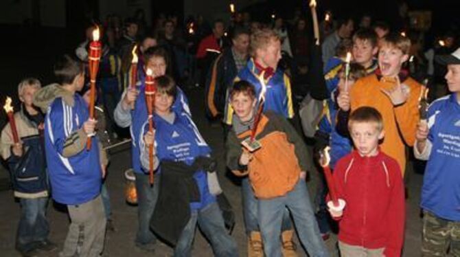 Flammender Appell der TSV-Jugend an die Stadt: Der Verein macht sich für die Sanierung des maroden Kunstrasenplatzes stark. FOTO