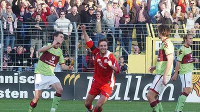 Das war Markus Ungers erster Streich - der 25-Jährige jubelt nach dem 1:0 in der 35. Minute.  GEA-FOTO: MEYER