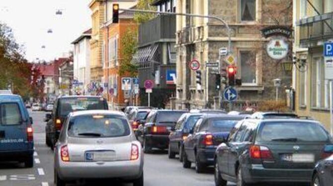 Zwei Fahrstreifen plus Abbiegespuren in der Gartenstraße: Dieses Bild soll bald der Vergangenheit angehören. GEA-FOTO: HD