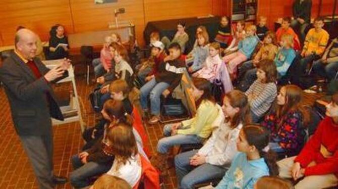 Schulkinder lernen etwas über Straßenkinder: Josef Neuenhofer erzählt im List-Gymnasium von seiner Arbeit in La Paz.  GEA-FOTO: