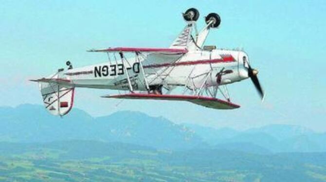 Gert Bender mit seiner weißen Bücker-Jungmann beim Flug im Alpenvorland. FOTO: DORIS BENDER