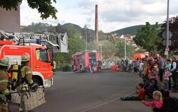 Demonstration der Einsatzbereitschaft: Die Eninger Feuerwehr zeigt ihren Gästen, was sie drauf hat. FOTO: KOZJEK