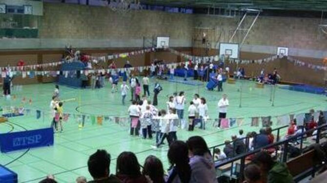 Beim Spielfest in der Kalbfell-Halle kam auch das Publikum auf seine Kosten.  FOTO: FORRO