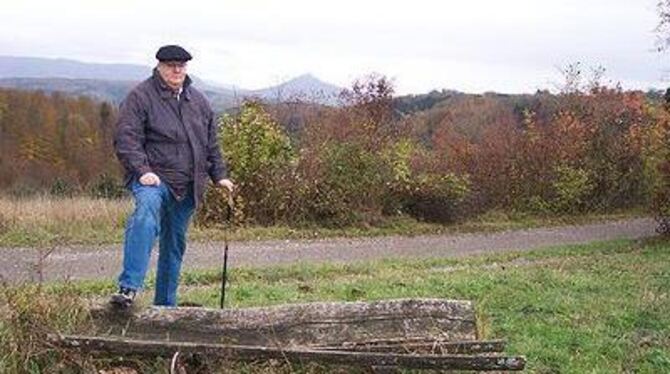 Die Holzbank am unteren Panoramaweg auf der Beurener Heide ist nicht mehr zu gebrauchen. Der Initiative des Nehreners Jürgen Moz