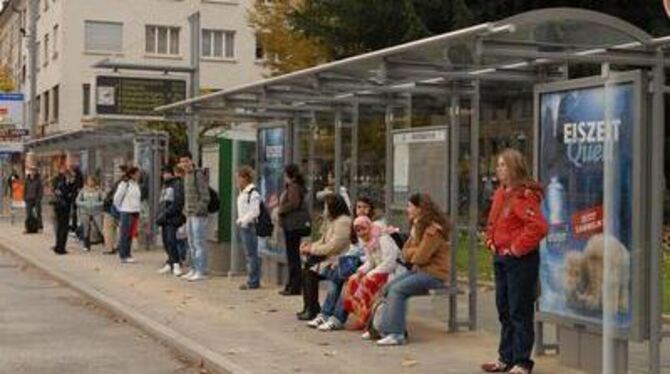 Viele, die sich an den neuen Bus-Haltestellen setzen, fühlen sich nicht wohl: Die Bänke aus blankem Stahlblech sind eiskalt. GEA