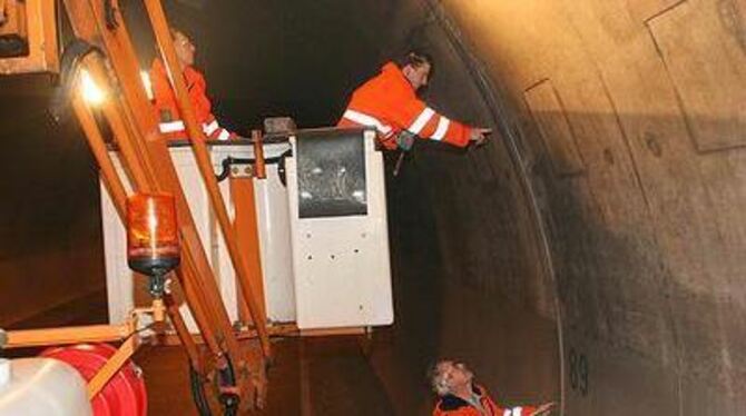 Besonders die Fugen werden unter die Lupe genommen: Pfullinger Tunnel wurde nach eventuellen Schäden abgesucht.  FOTO: REISNER