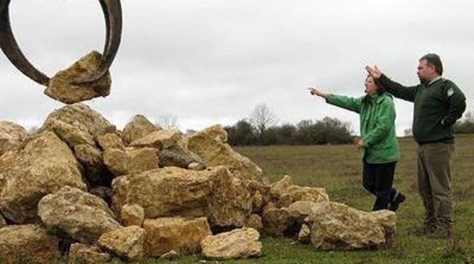 Nistplatzbau für Steinschmätzer: Lydia Nittel und Walter Krug dirigieren die Steinbrocken an die richtige Stelle. GEA-FOTO: DEW