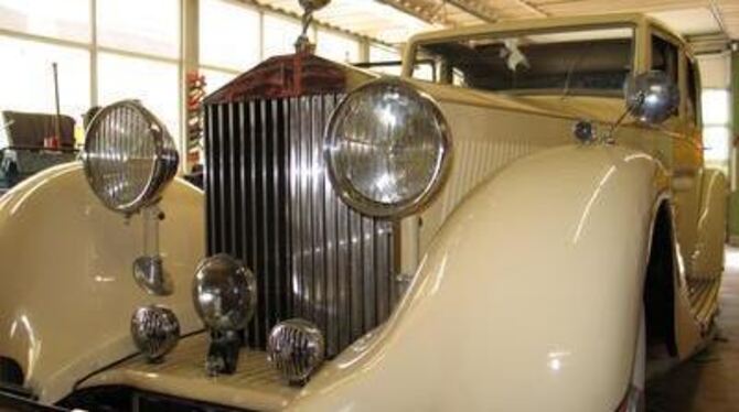 Der Innenraum des Rolls Royce Phantom II aus dem Jahr 1934 wird in der Dettinger Autosattlerei Möhn restauriert. GEA-FOTO: FÜSSE